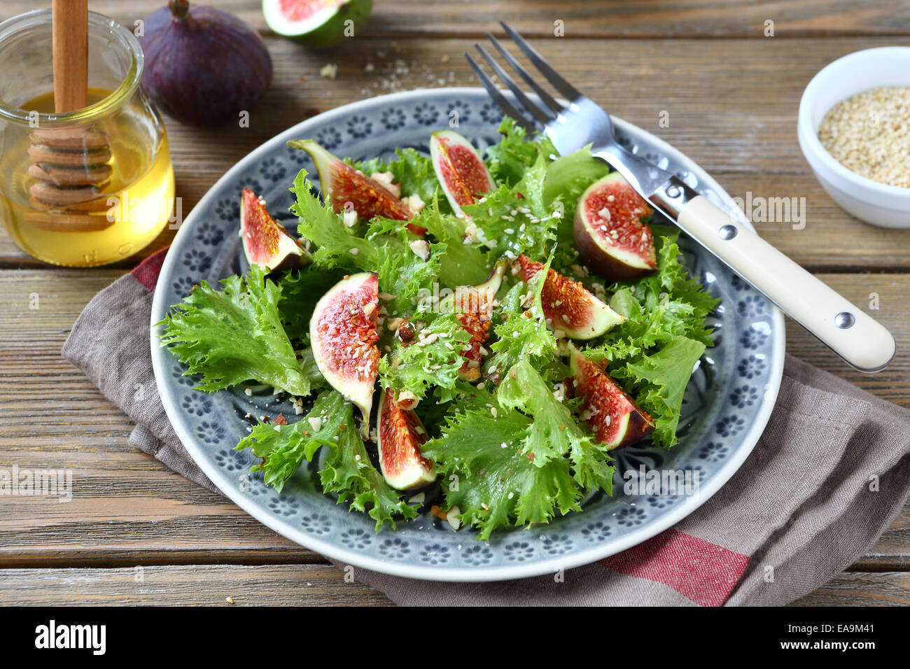 Leichten Salat mit Feigen, Salat und Honig in einem Teller auf Serviette, gesunde Ernährung Stockfoto