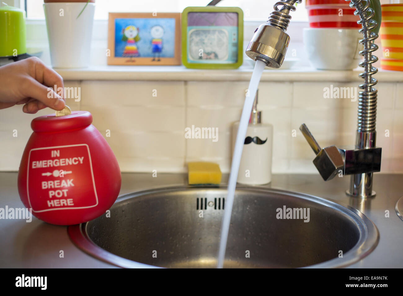 Abwasser kostet Geld Stockfoto