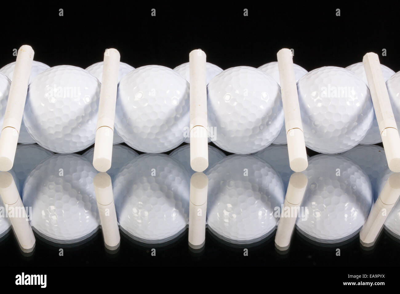 Ornament aus Golfbälle und weißen Zigaretten Stockfoto