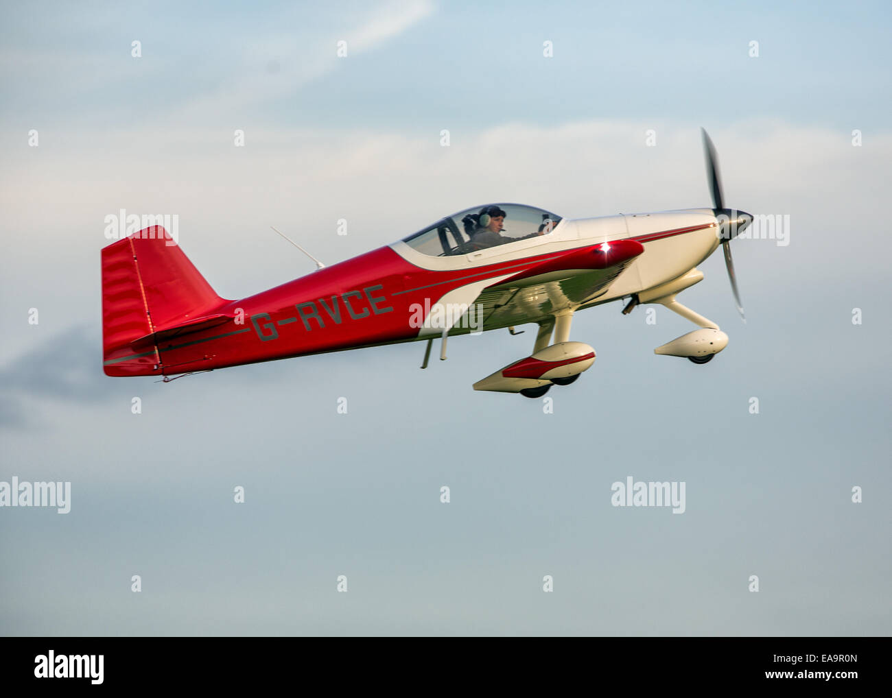 Van der RV-6A G-RVCE Leichtflugzeug fliegen in Old Warden Flugplatz im Jahr 2014 Stockfoto