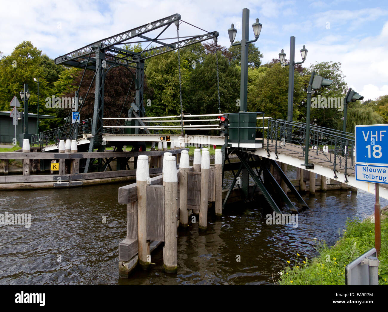 Eine Zugbrücke über einen Kanal in Zuid-Holland am Stadtrand von Den Haag, Niederlande Stockfoto