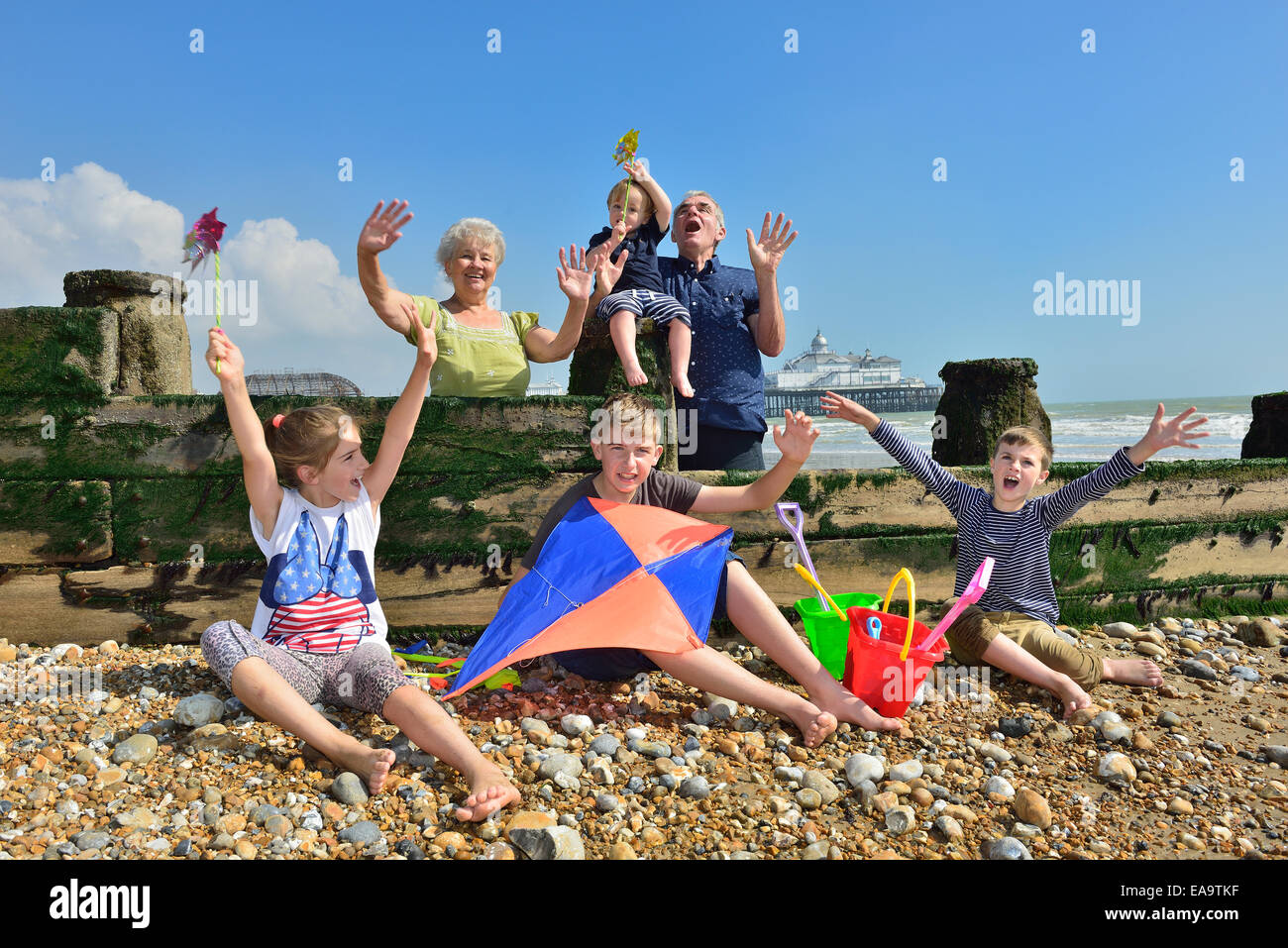 Großeltern mit ihren Enkelkindern am Strand von Eastbourne. East Sussex. UK Stockfoto