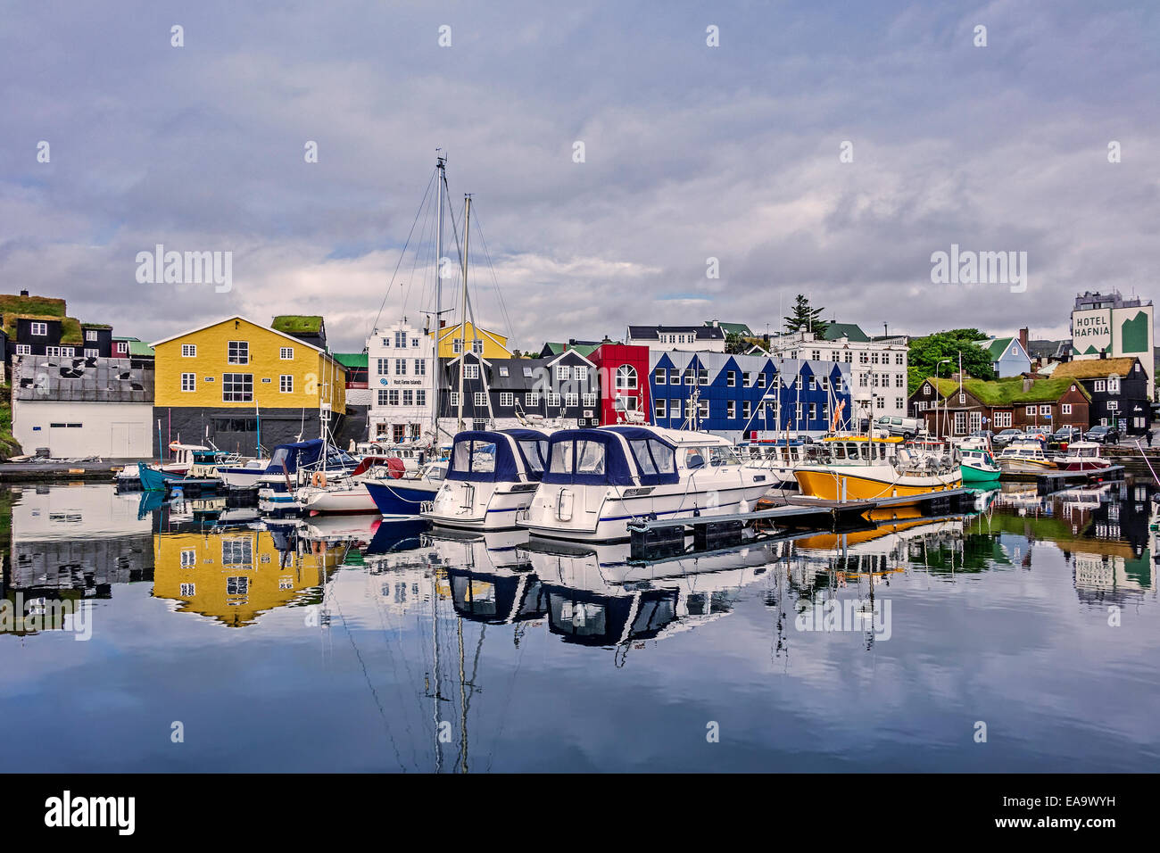 Reflexionen auf den kleinen Hafen Torshavn Färöer Inseln Stockfoto