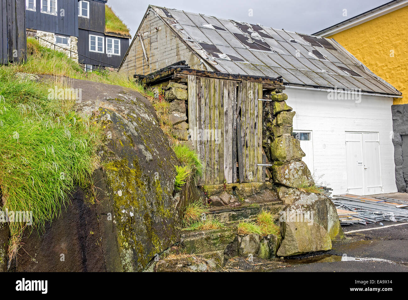 Alte Schuppen mit neueren Ende Torshavn Färöer Inseln Stockfoto