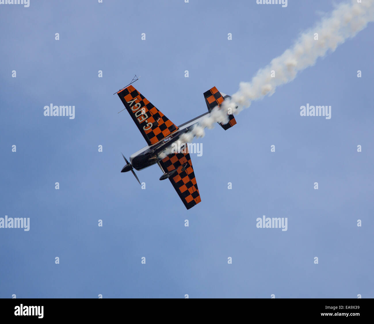 Edge 540 Kunstflug Leichtflugzeug G-EDGY fliegen auf Old Warden Flugplatz im Jahr 2014 Stockfoto