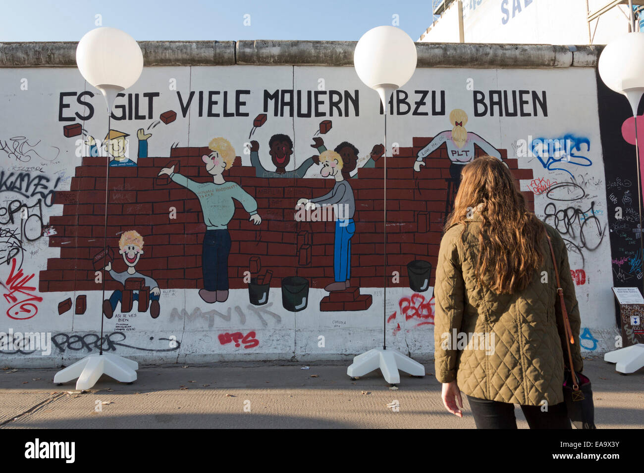 LICHTGRENZE Kunstinstallation zum 25. Jahrestag des Falles der Berliner Mauer in der East Side Gallery, Berlin, Deutschland. Stockfoto