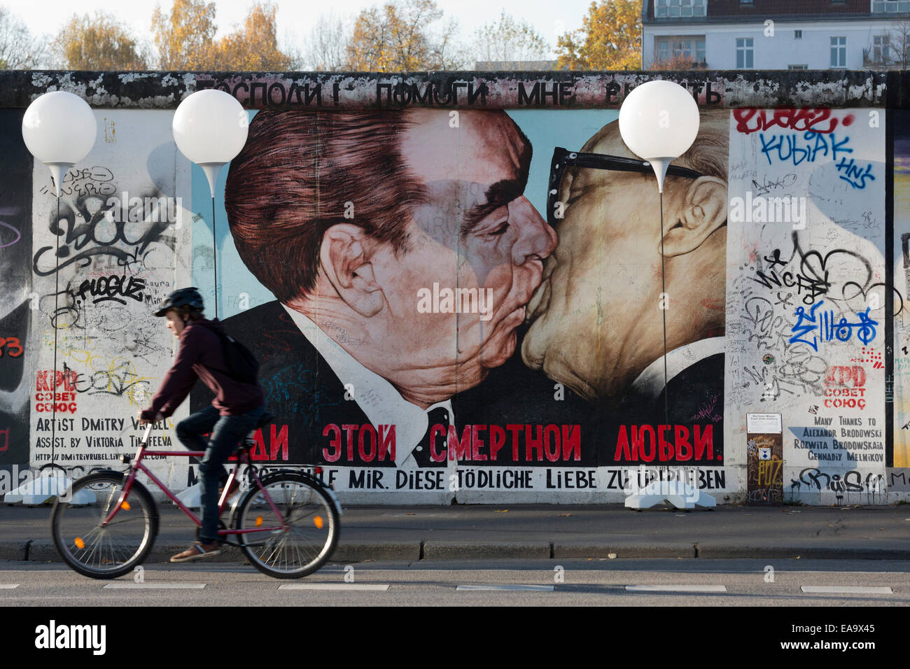 Lichtgrenze kunst Installation für das 25-jährige Jubiläum des Falls der Berliner Mauer an der East Side Gallery, Breshnew und Honecker Küssen von Dimitri Vrubel, Berlin, Deutschland. Stockfoto