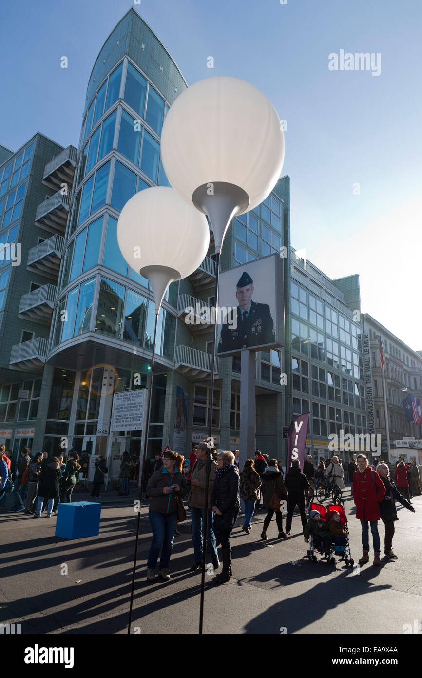 Lichtgrenze kunst Installation am ehemaligen Grenzübergang Checkpoint Charlie, Berlin, Deutschland Stockfoto