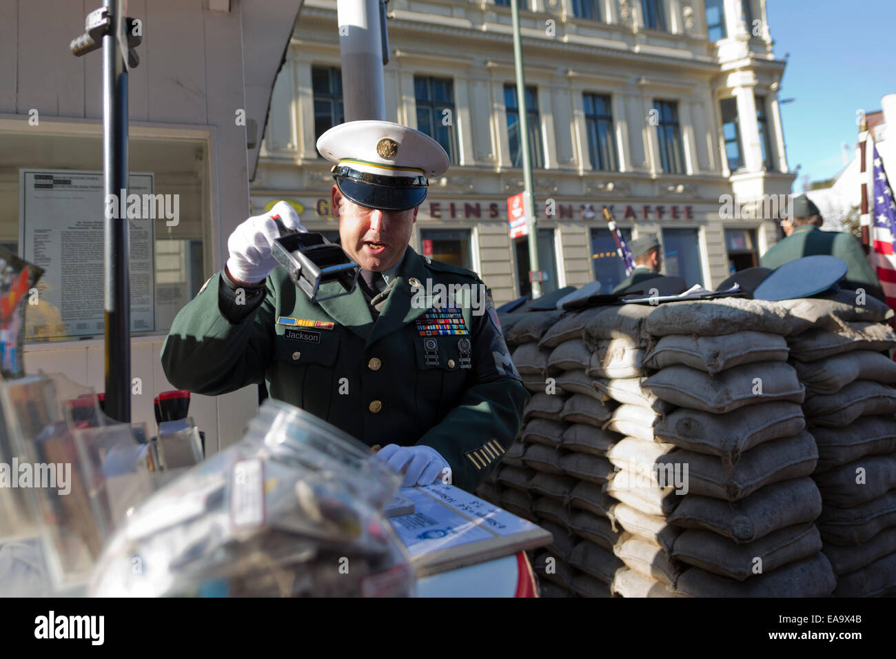 Ein Modell eines US-amerikanischen Soldaten als Stempel Papiere am Checkpoint Charlie, Berlin, Deutschland Stockfoto