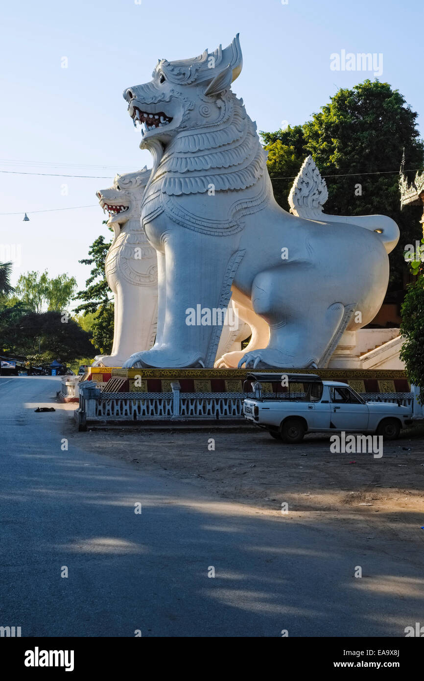 Löwenstatue - Chinthe am Eingang zum Mandalay Hill, Mandalay, Myanmar Stockfoto