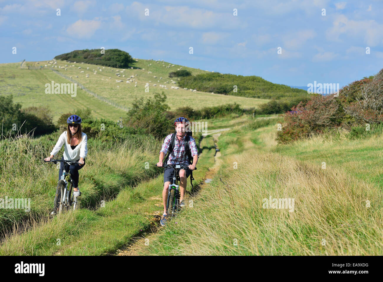 Ein junge Erwachsene paar Radtouren entlang der South Downs Way am Hintern Braue, Willingdon, in der Nähe von Eastbourne, East Sussex. UK Stockfoto