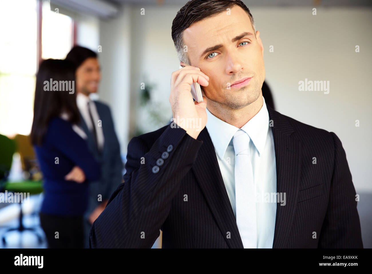 Zuversichtlich Geschäftsmann am Telefon im Büro Stockfoto