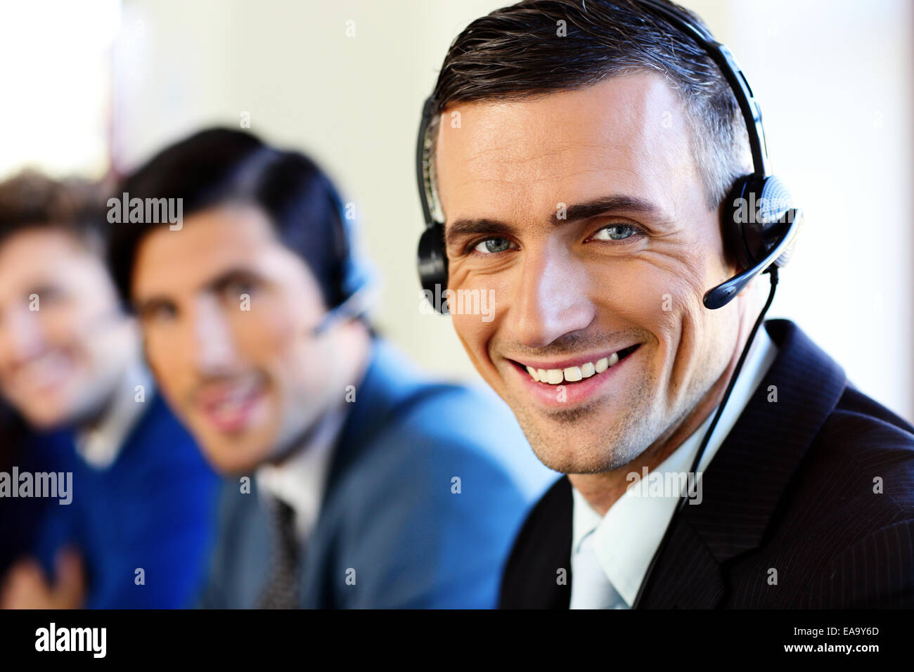 Lächelnde junge Geschäftsleute und Kollegen in einem Call Center-Büro Stockfoto