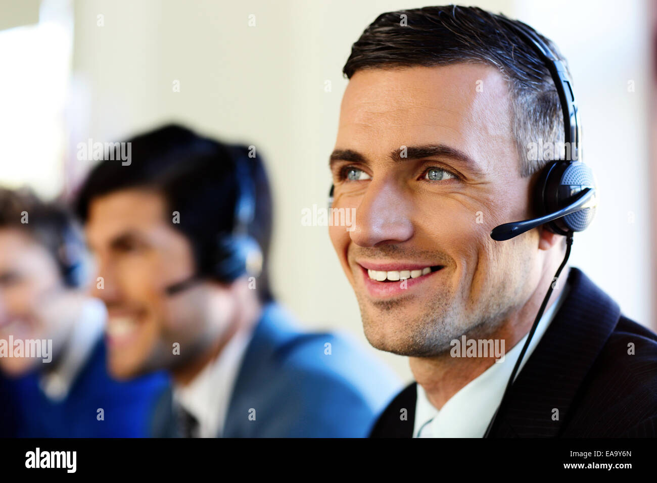 Attraktive positive junge Geschäftsleute und Kollegen in einem Call Center-Büro Stockfoto