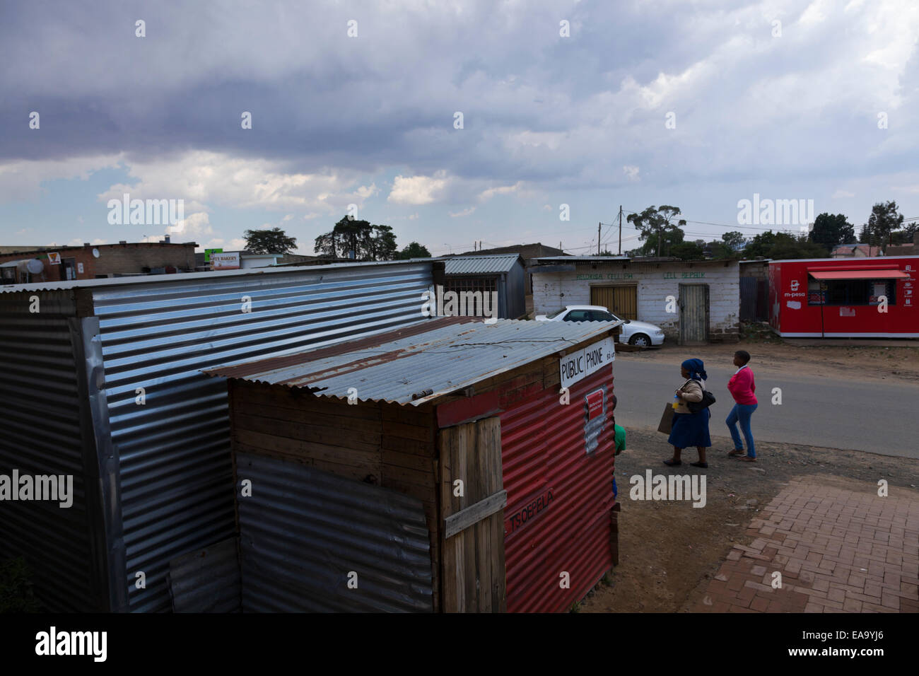 Lesotho. Die digitale Kluft. Öffentliches Telefon Einrichtungen in ländlichen Lesotho in einer Wellblech-Hütte an der Hauptstraße gelegen. Stockfoto