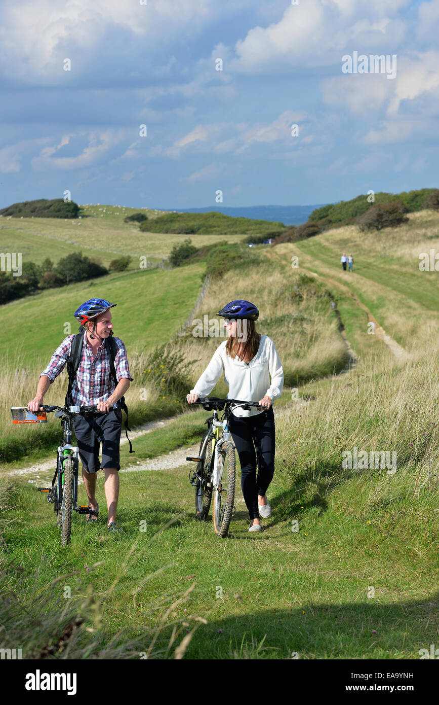 Ein junge Erwachsene paar Radtouren entlang der South Downs Way am Hintern Braue, Willingdon, in der Nähe von Eastbourne, East Sussex. UK Stockfoto