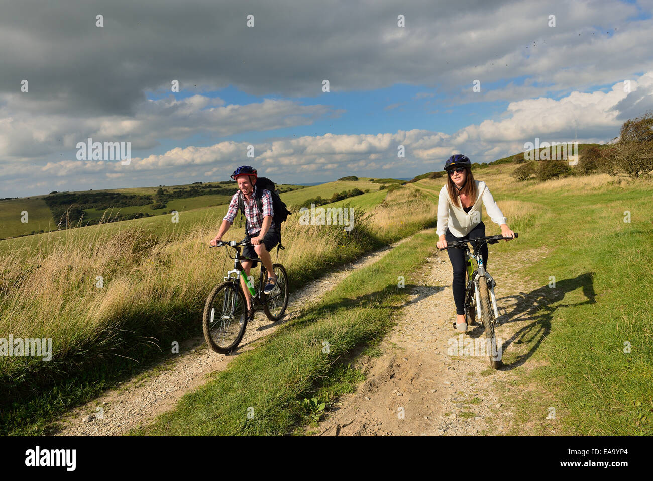 Ein junge Erwachsene paar Radtouren entlang der South Downs Way am Hintern Braue, Willingdon, in der Nähe von Eastbourne, East Sussex. UK Stockfoto