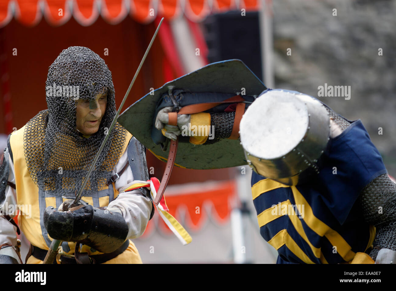 Conisbrough Castle. Ritter mit einer Ahlspeiss ein Pole Schwert oder Spike - eine hölzerne behandelt Stangenwaffe mit einer Metallspitze (oft montiert Stockfoto