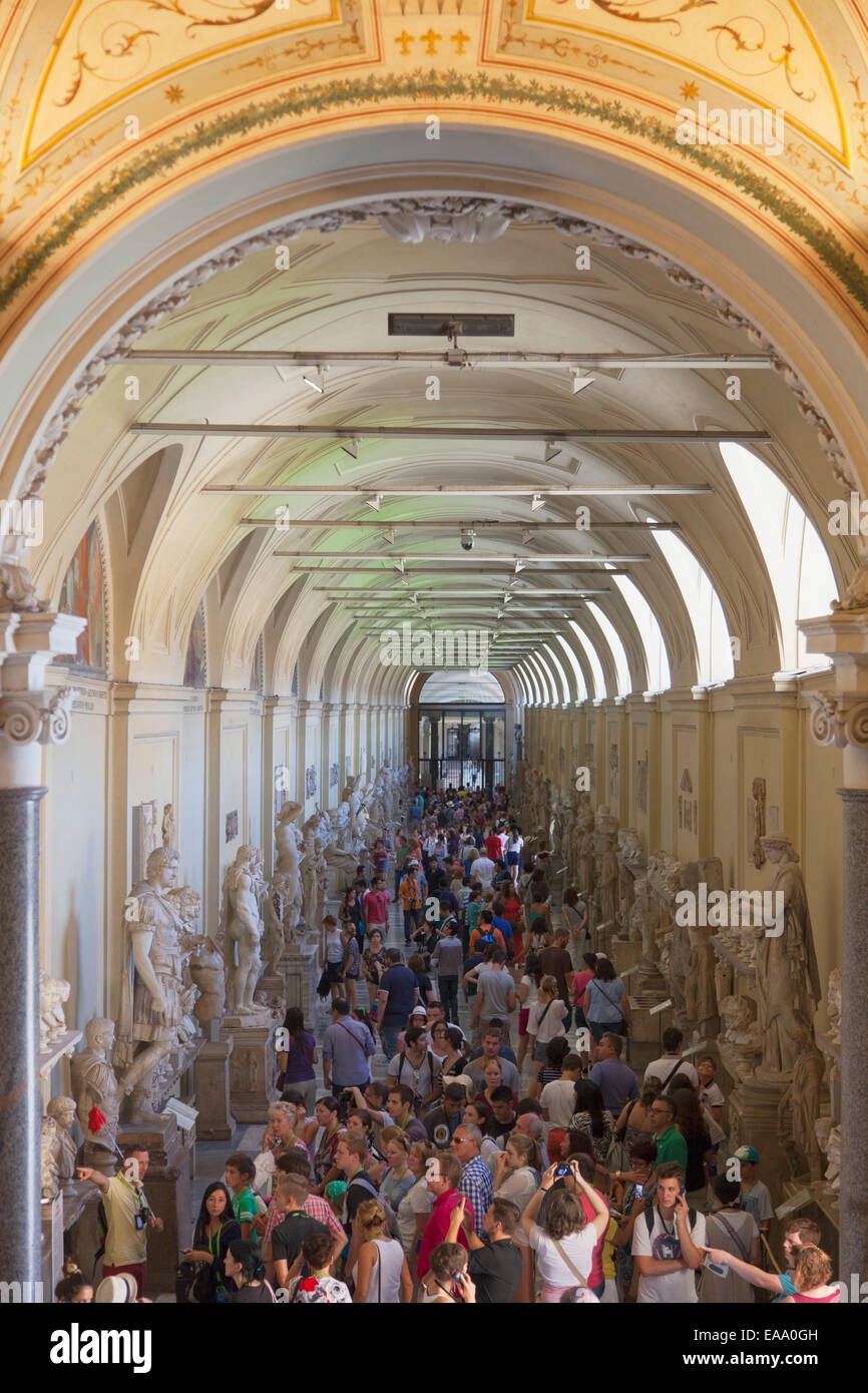 Massen im Inneren der Vatikanischen Museen (UNESCO-Weltkulturerbe), Vatikanstadt, Rom, Italien Stockfoto