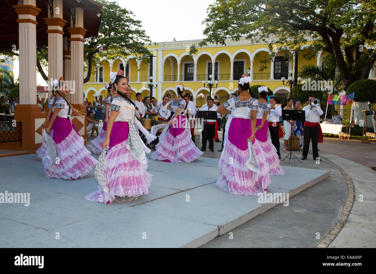 Mexikanische traditionelle weibliche Tanzgruppe für Touristen in den wichtigsten Platz von Campeche in Mexiko durchführen Stockfoto