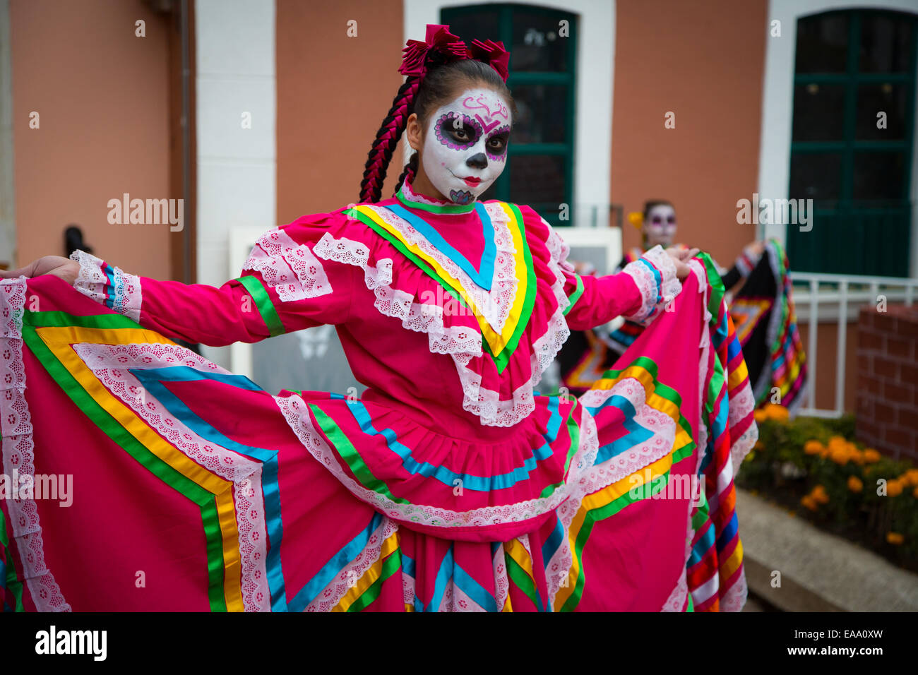 Tänzerin in Real del Monte, Mexiko bei der jährlichen "Day of the Dead" Feiern statt am All Souls Day. Stockfoto