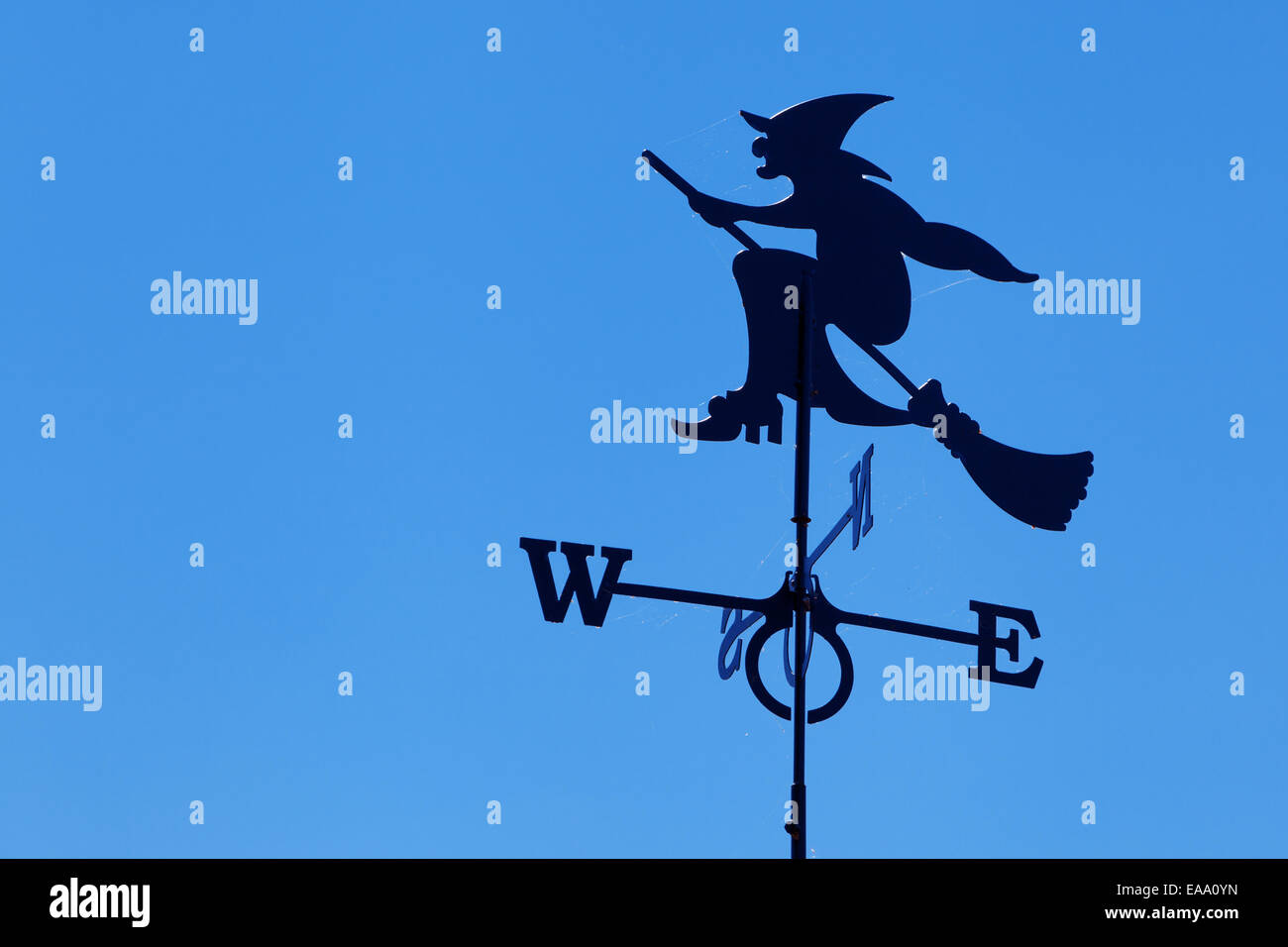 Hexe auf Besenstiel Wetterfahne auf blauen Himmelshintergrund Stockfoto