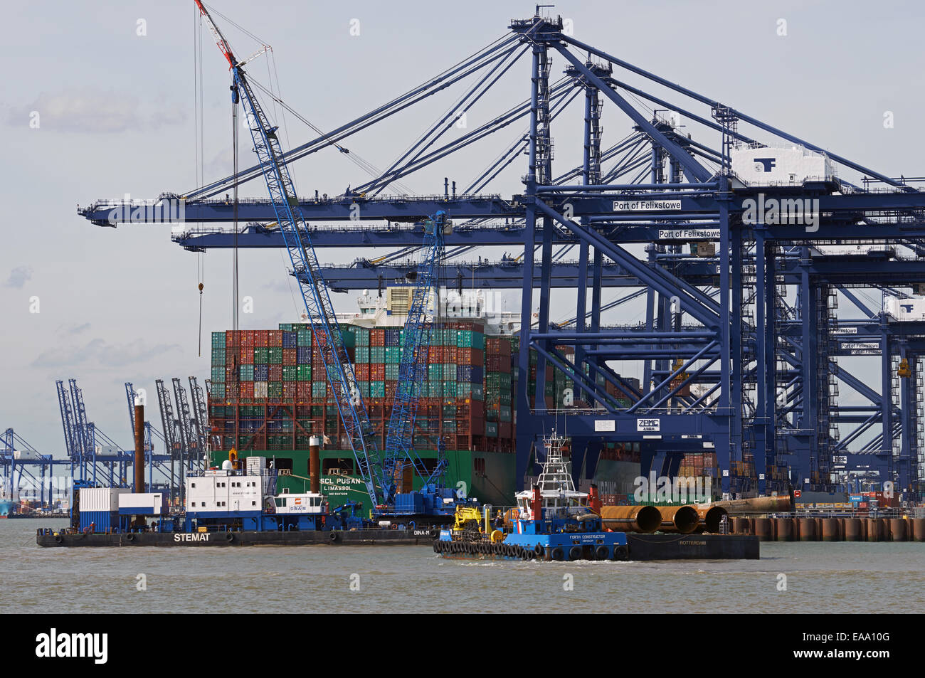 Stahl-Pfähle an Bord der Forth Konstruktor Barge, die Durchführung von Arbeiten an Liegeplätze 8 & 9 am Hafen von Felixstowe, Suffolk, UK. Stockfoto