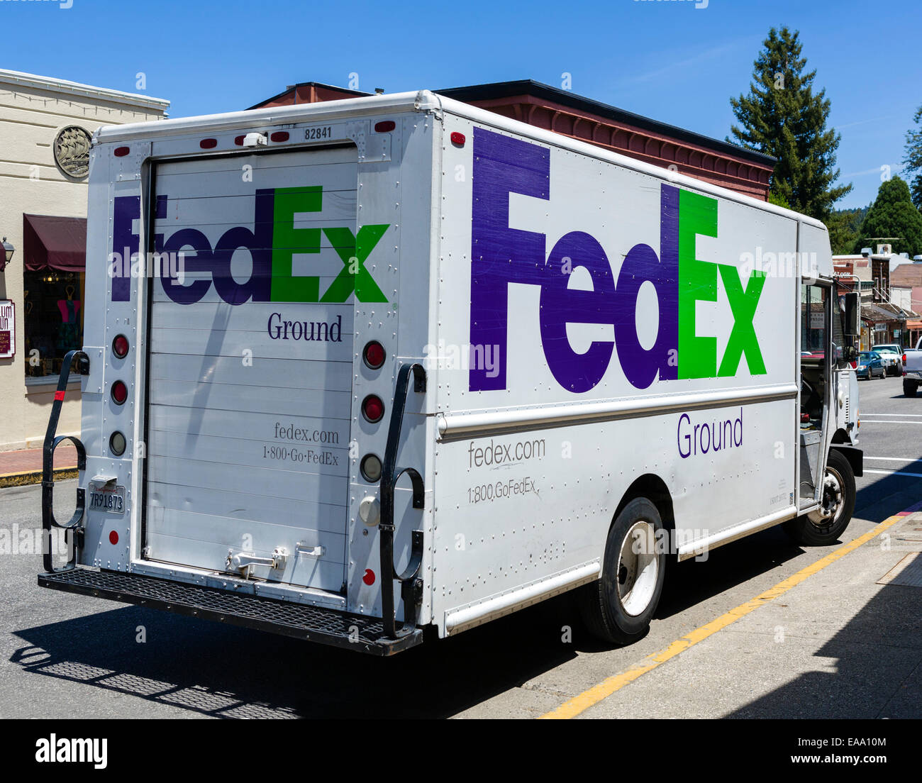 FedEx Ground Lieferwagen in der historischen Innenstadt von Nevada City, Gold Land im Norden, Kalifornien, USA Stockfoto