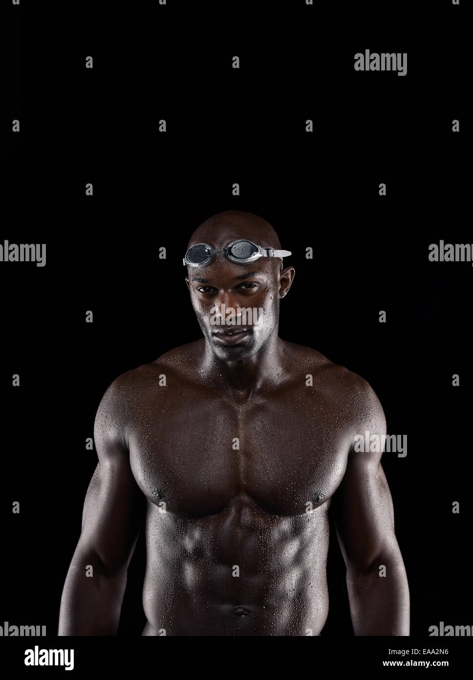 Porträt von guter Junge männliche Schwimmer posiert für die Kamera mit Textfreiraum. Afrikanische Profi-Sportler mit nassen Körper. Stockfoto