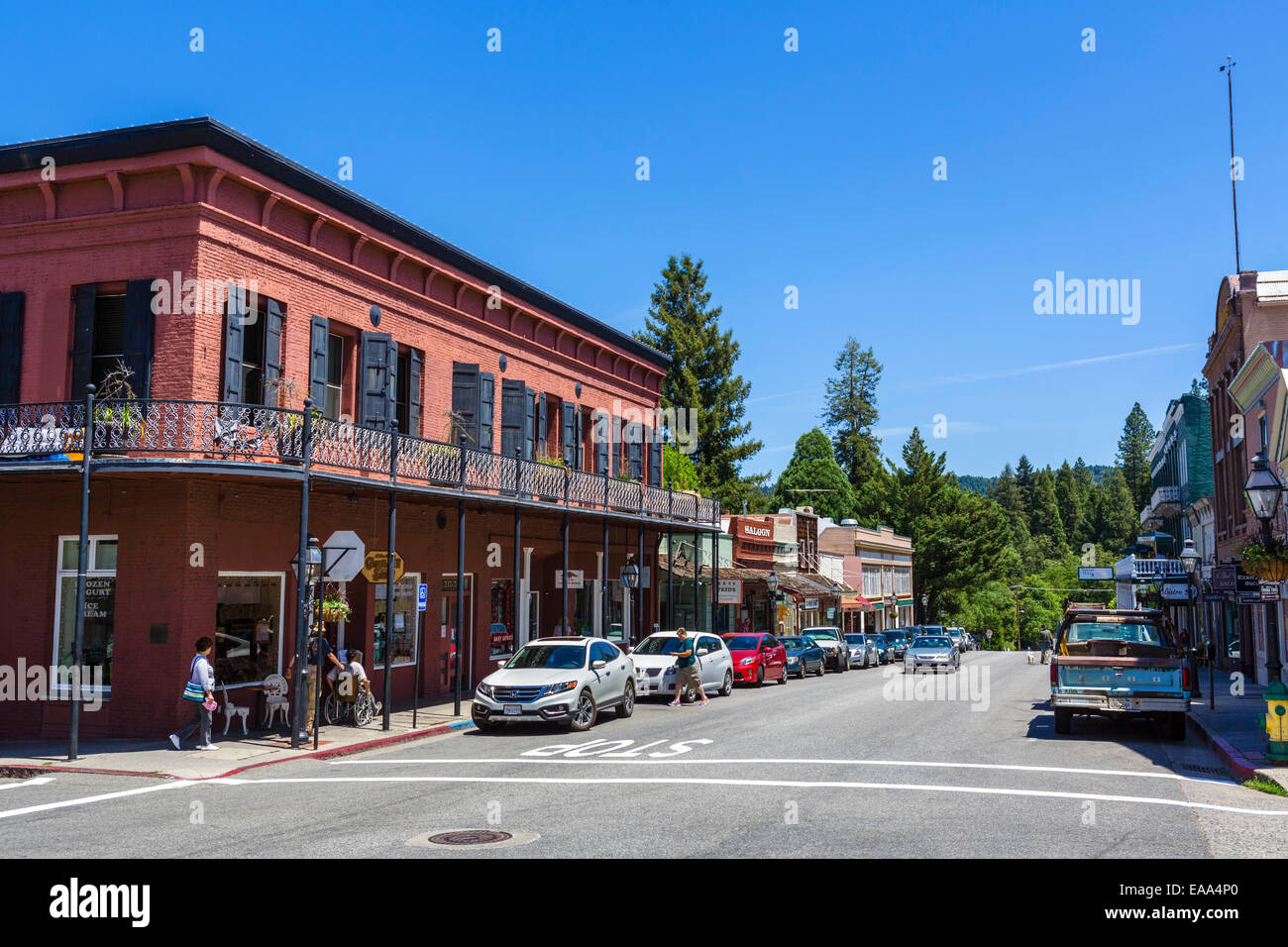 Speichert und bars an der Broad Street im alten Goldminen Stadt Nevada City, Gold Land im Norden, Kalifornien, USA Stockfoto