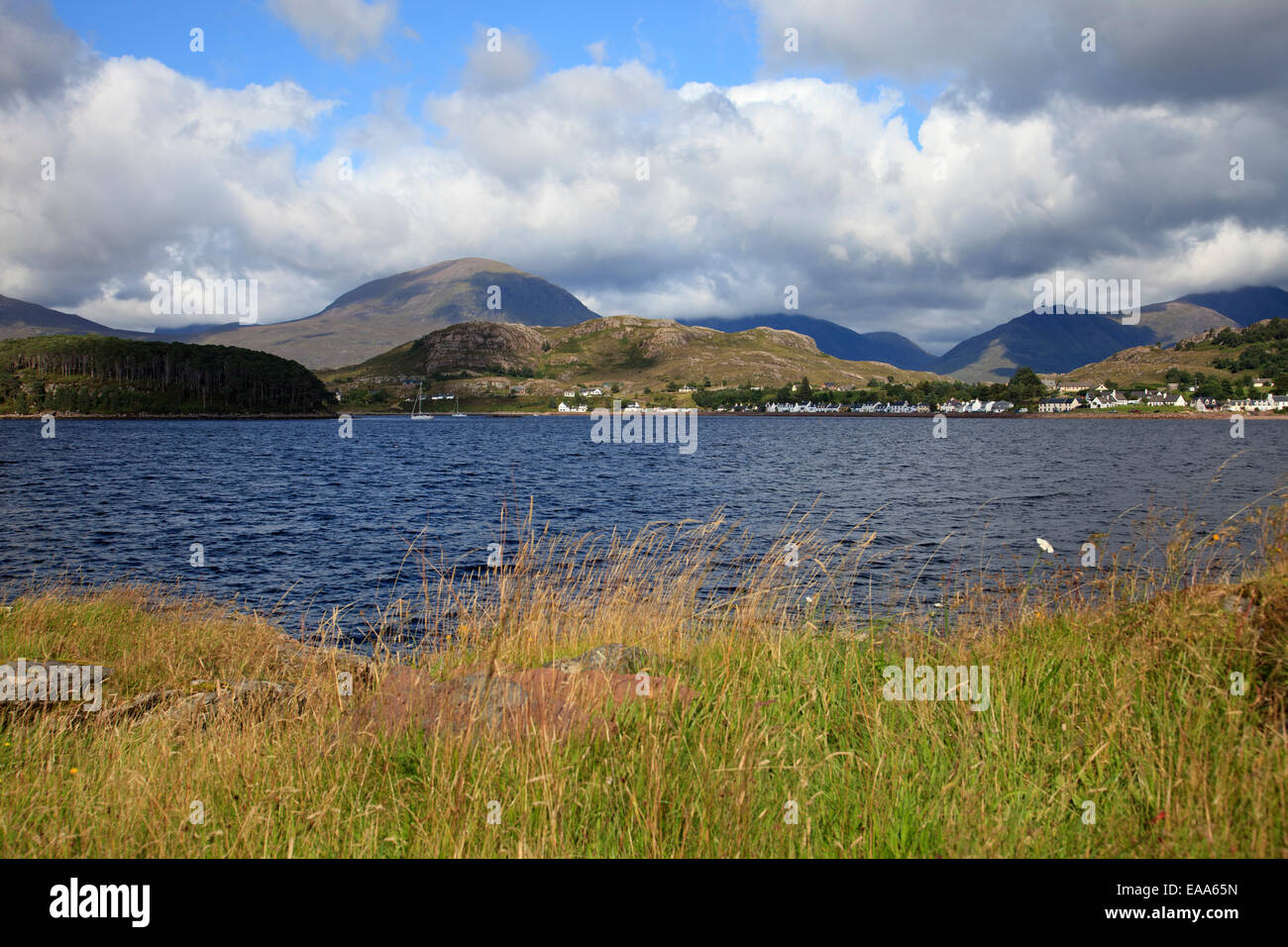 Shieldaig Dorf über Loch Shieldaig, Torridon, North West Highlands von Schottland Stockfoto