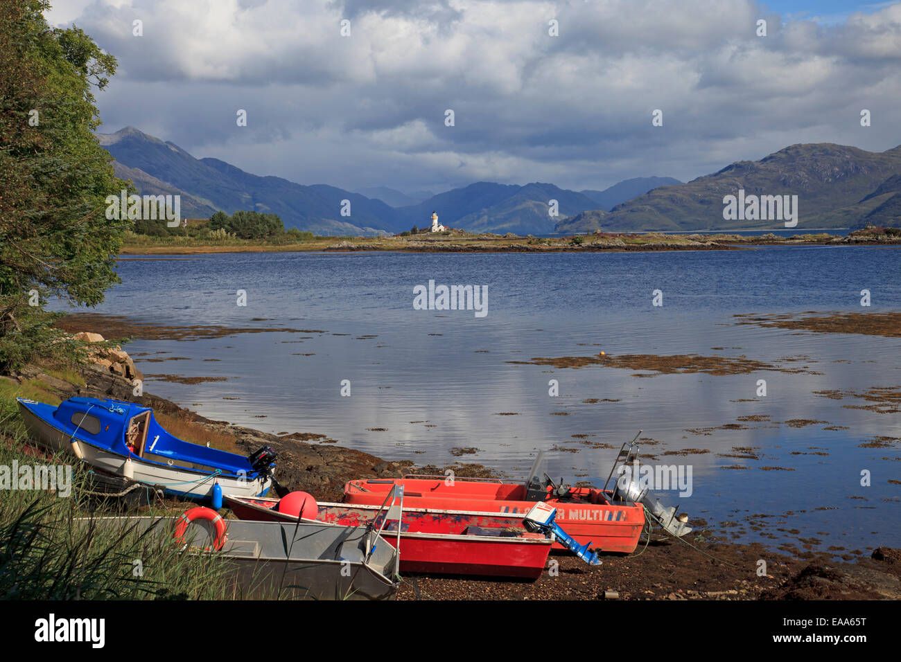 Blick in Richtung des Leuchtturms auf Insel Ornsay von in der Nähe von Armadale, Isle Of Skye Stockfoto