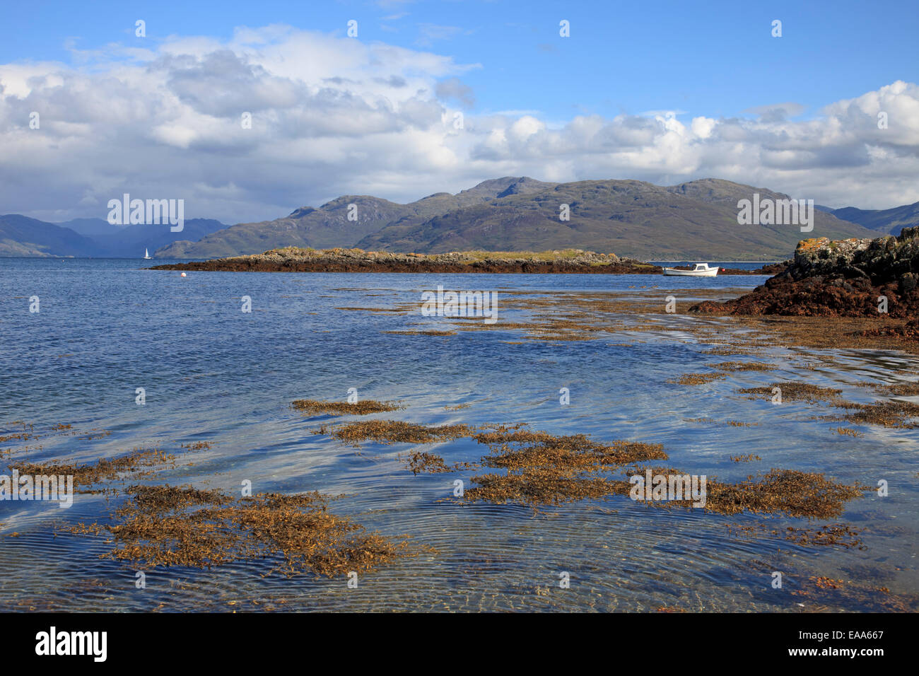 Blick Richtung Knoydart von Isle Of Skye, Sound of Sleat, in der Nähe von Armadale auf den Hügeln von Knoydart auf dem Festland Stockfoto