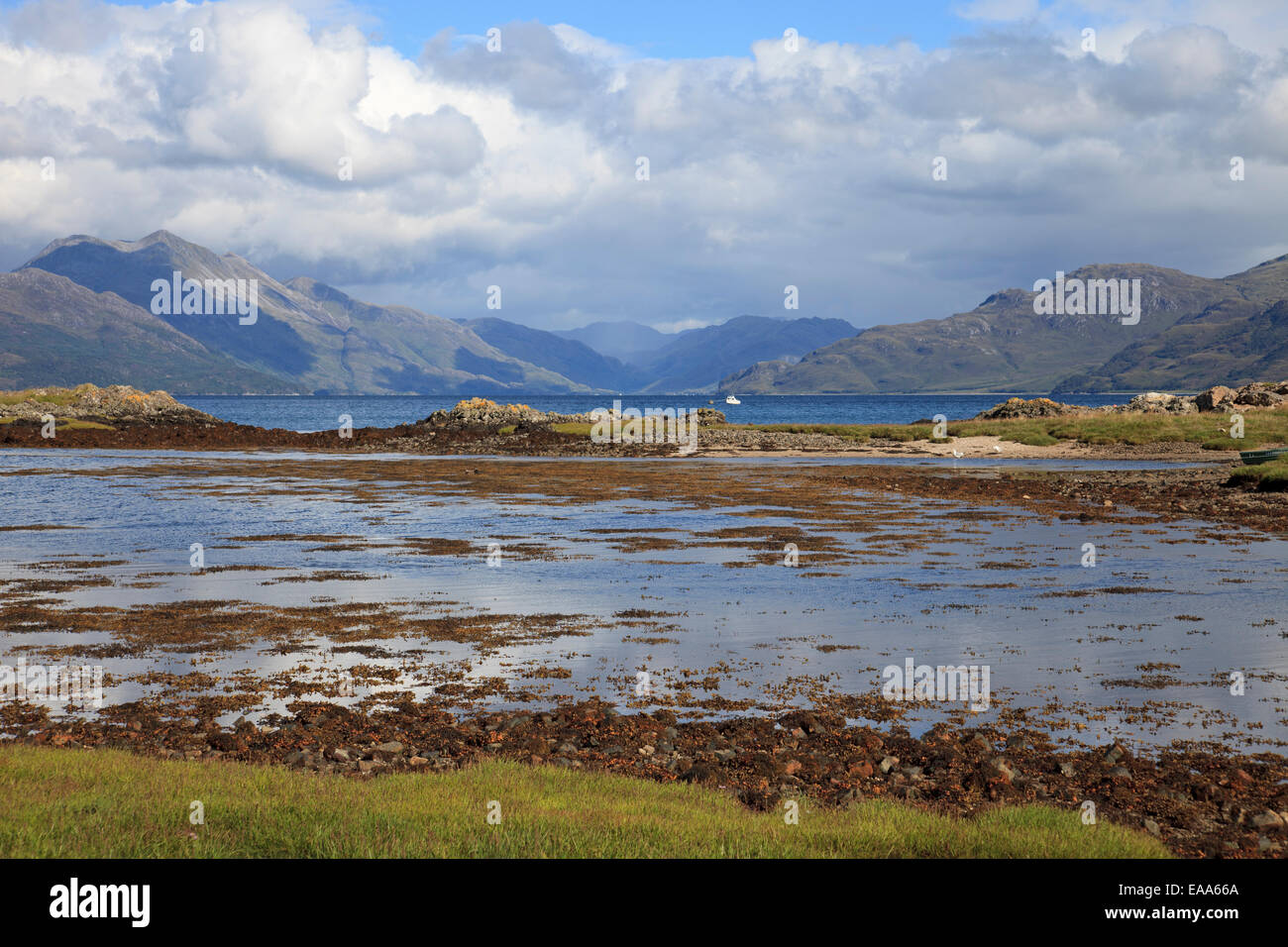Blick Richtung Knoydart von Isle Of Skye, Sound of Sleat, in der Nähe von Armadale auf den Hügeln von Knoydart auf dem Festland Stockfoto