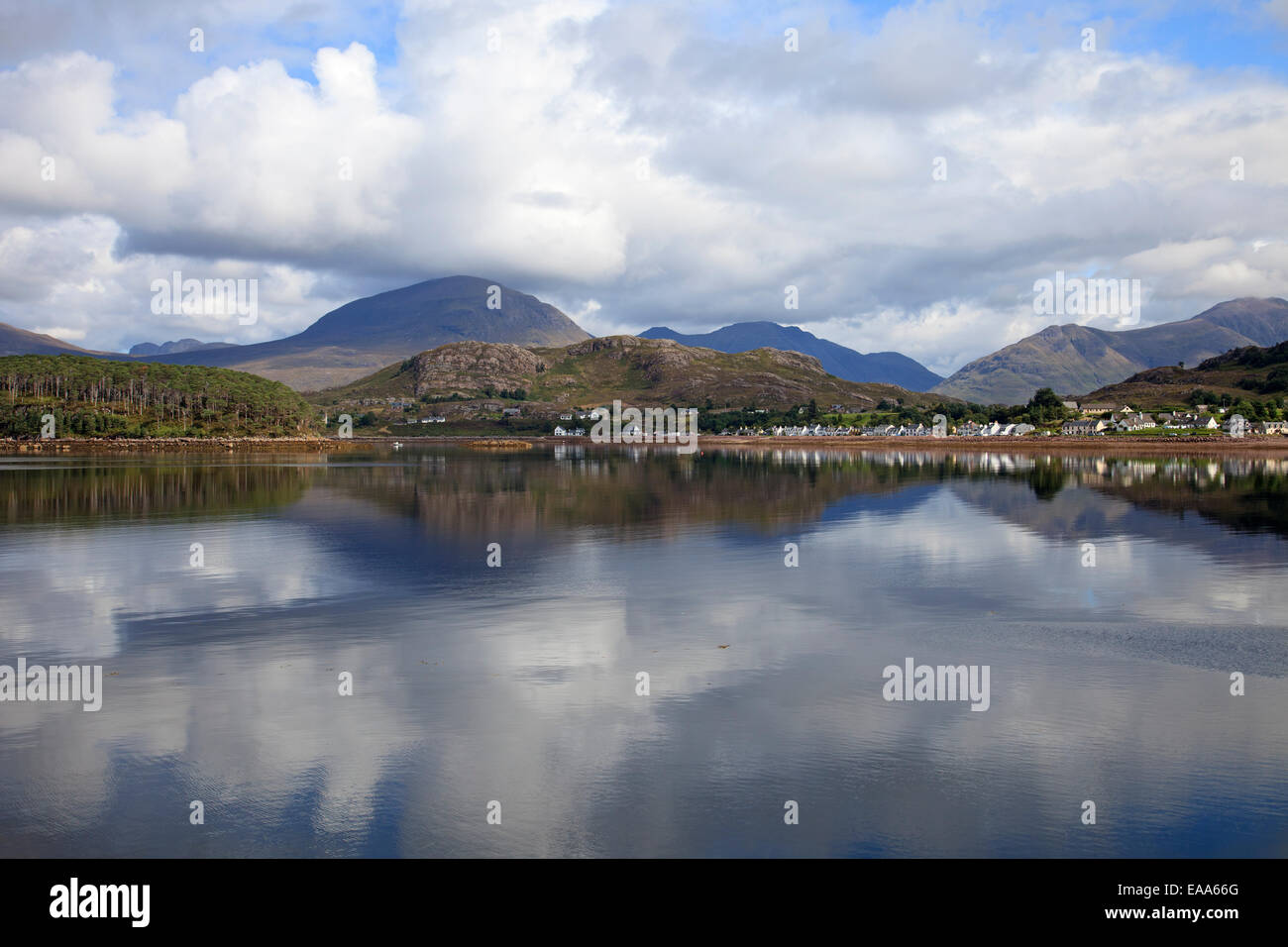 Shieldaig Dorf in der North West Highlands von Schottland über Loch Shieldaig aus Doireaonar in die Torridon Berge gesehen Stockfoto