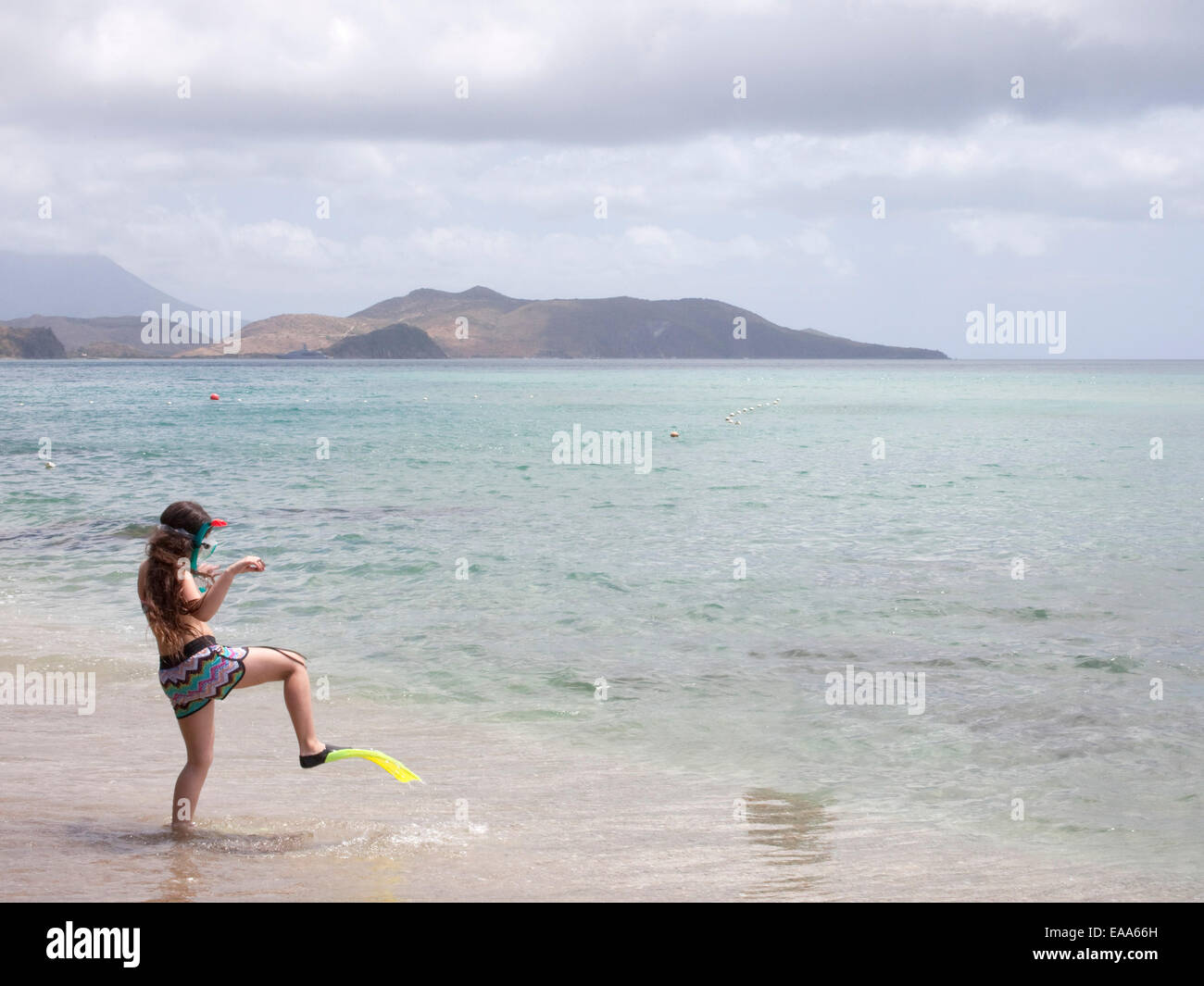 Mädchen in Schnorchelausrüstung geht in Richtung Meer Stockfoto