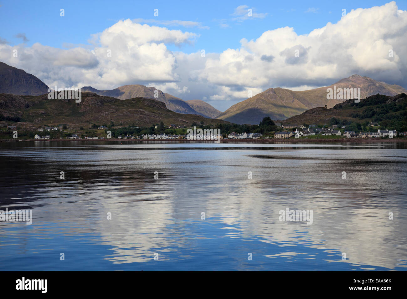 Shieldaig Dorf in der North West Highlands von Schottland über Loch Shieldaig aus Doireaonar in die Torridon Berge gesehen Stockfoto