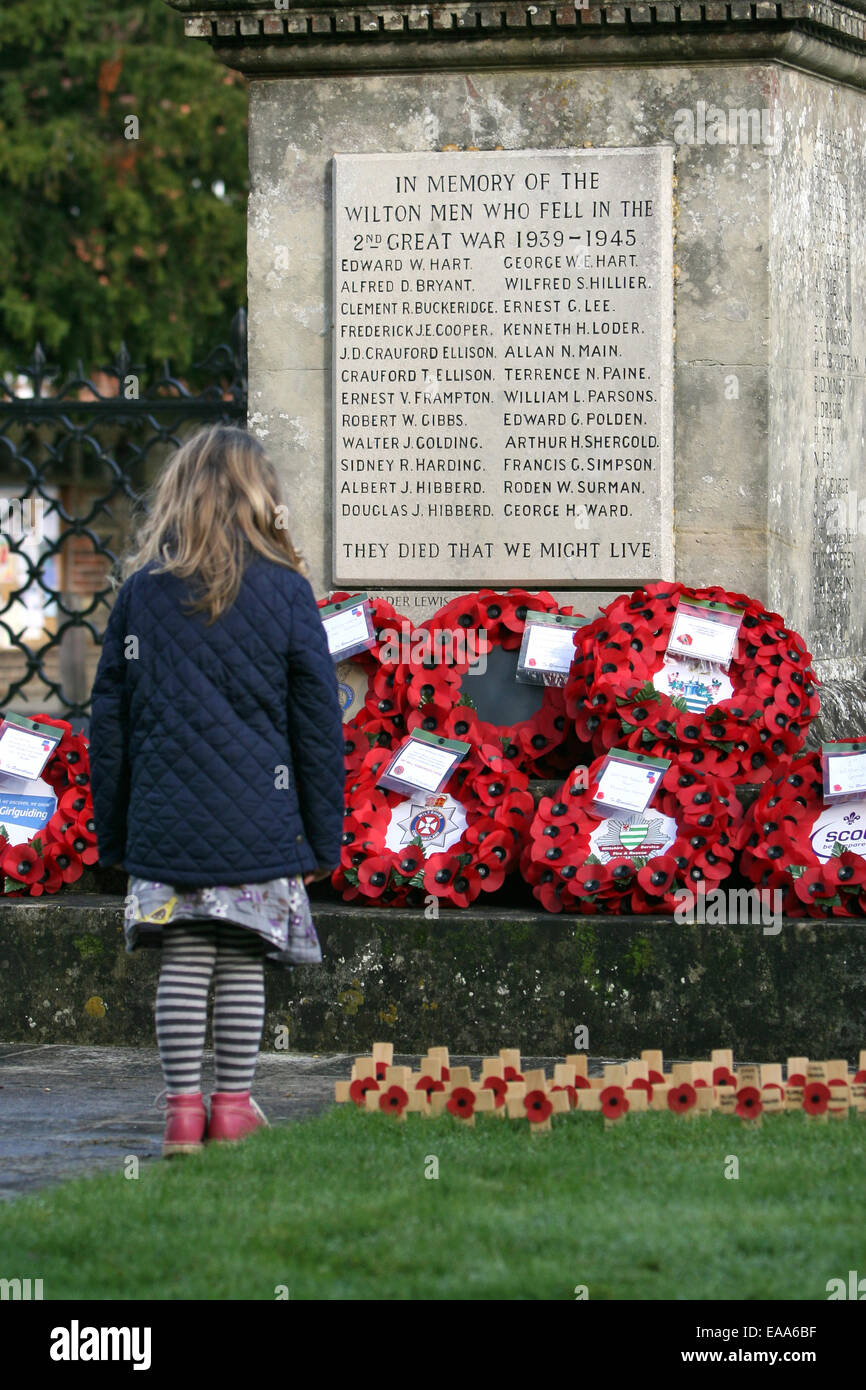 Wilton, Wiltshire, UK. 9. November 2014. Ein junges Mädchen zahlt ihren Respekt nach einem Gedenktag Dienst an der Kirche St Mary und St. Nikolaus in Wilton, Wiltshire, Großbritannien Credit: Parkes fotografisches Archiv/Alamy Live News Stockfoto