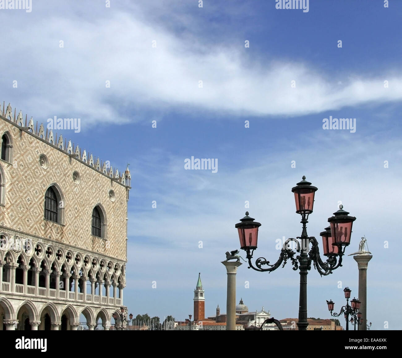 Dogenpalast und eine Straßenlaterne vor dem Hintergrund der Kirche von San Giorgio Maggiore und Markusplatz Spalte, Venedig, Italien Stockfoto