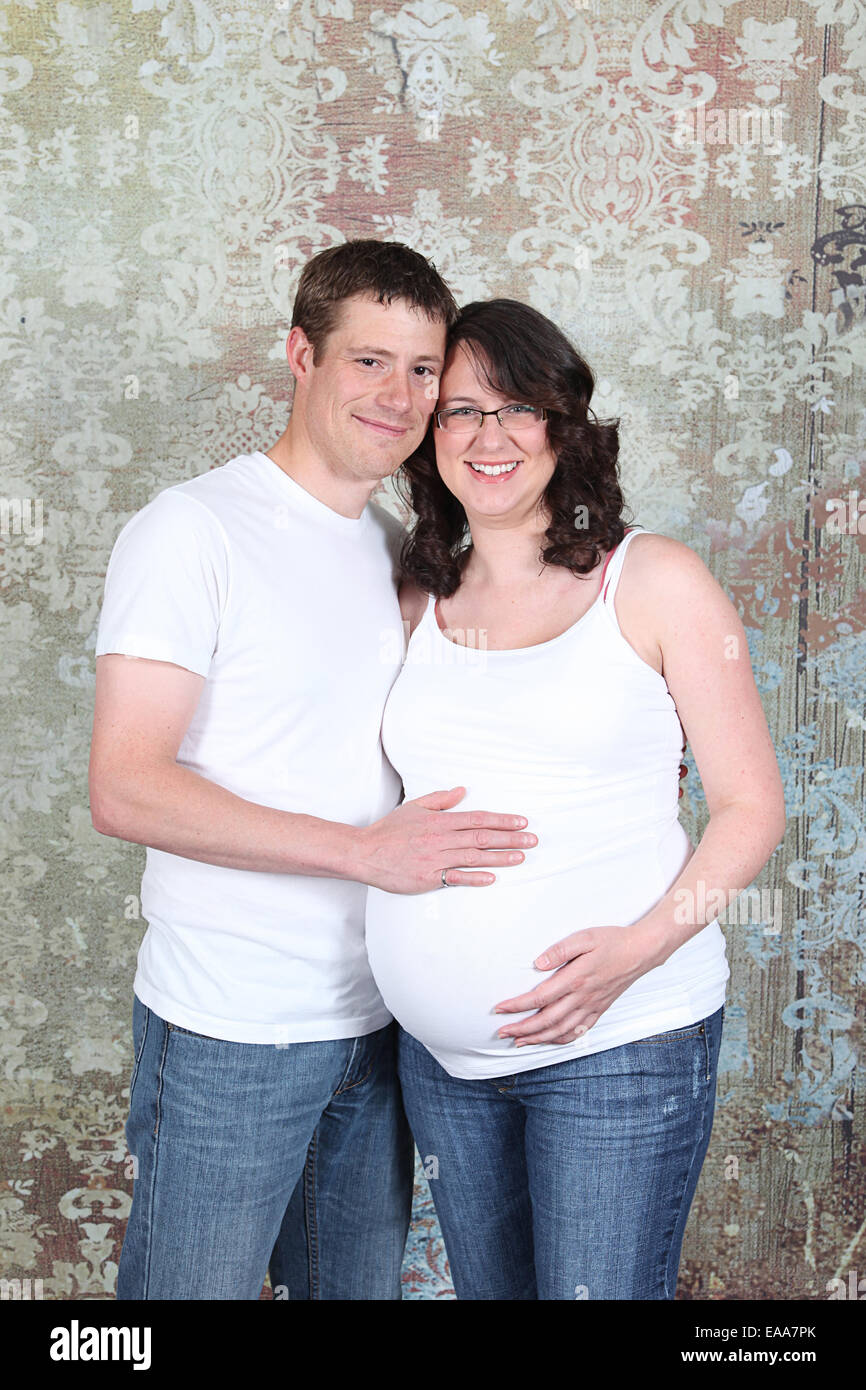 Schwangere Frau nach 8 Monaten im studio Stockfoto