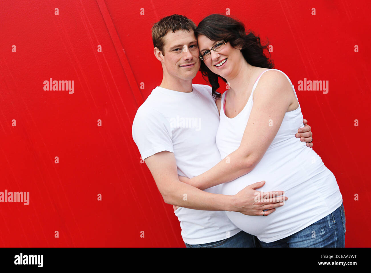 Schwangere Frau nach 8 Monaten im studio Stockfoto