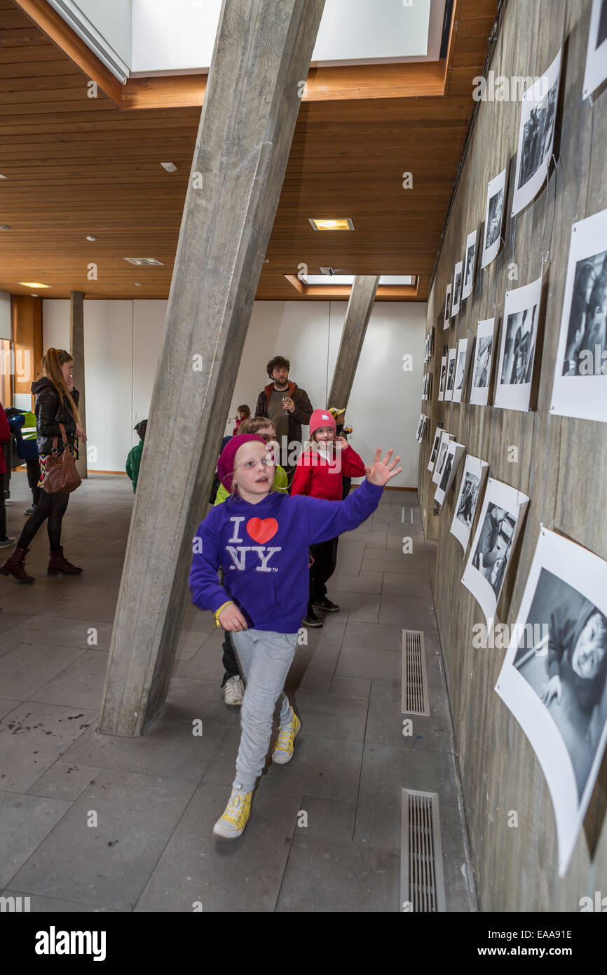 Kinder in einer Fotoausstellung, in der Bilder von sich sucht. Reykjavik, Island Stockfoto