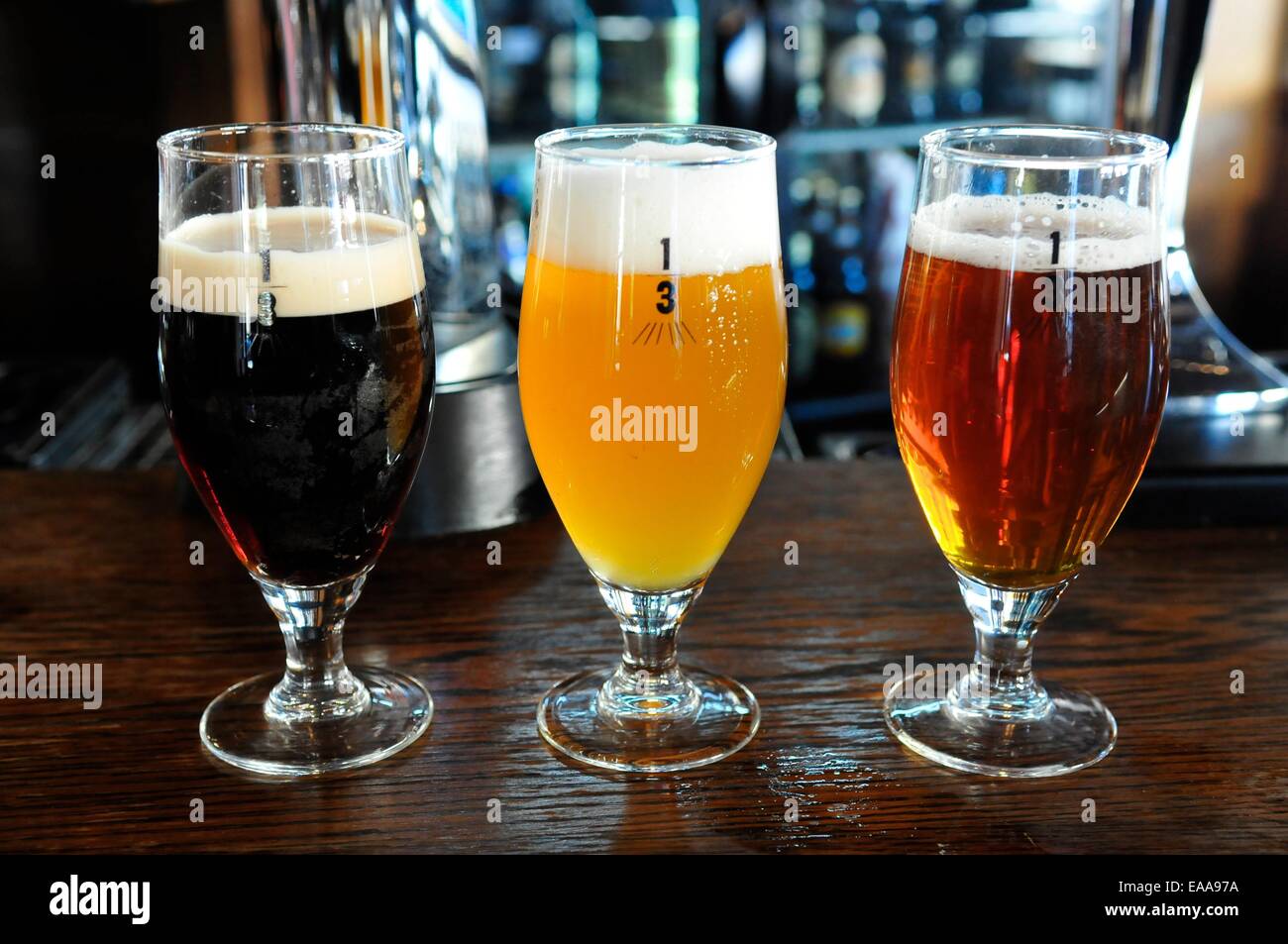 Drei 1/3 Glas Bier an der Bar The Draft House Pub, Battersea, London Stockfoto