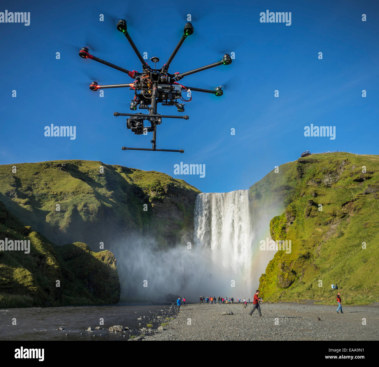DJI-S1000, Radio gesteuerte Drohne fliegt mit einer Kamera, Wasserfälle Skogafoss, Island Stockfoto