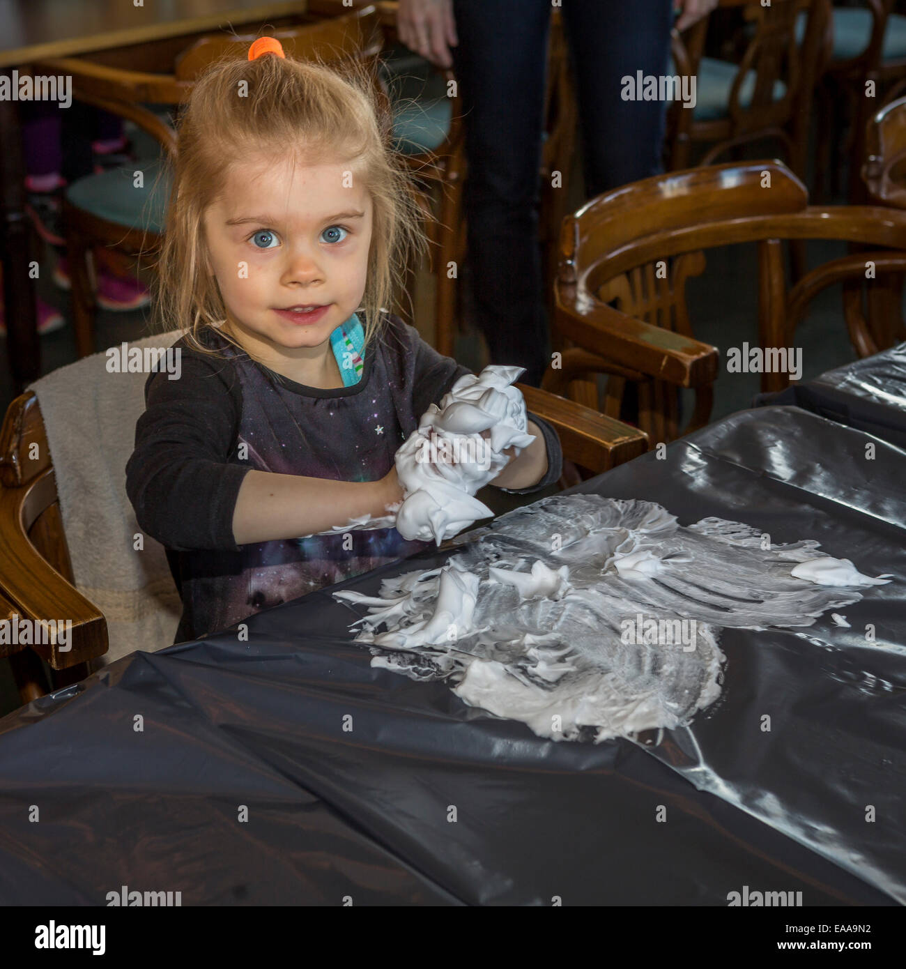 Junge Mädchen, die Erstellung von Grafiken auf dem Kinderfest, Reykjavik, Island Stockfoto