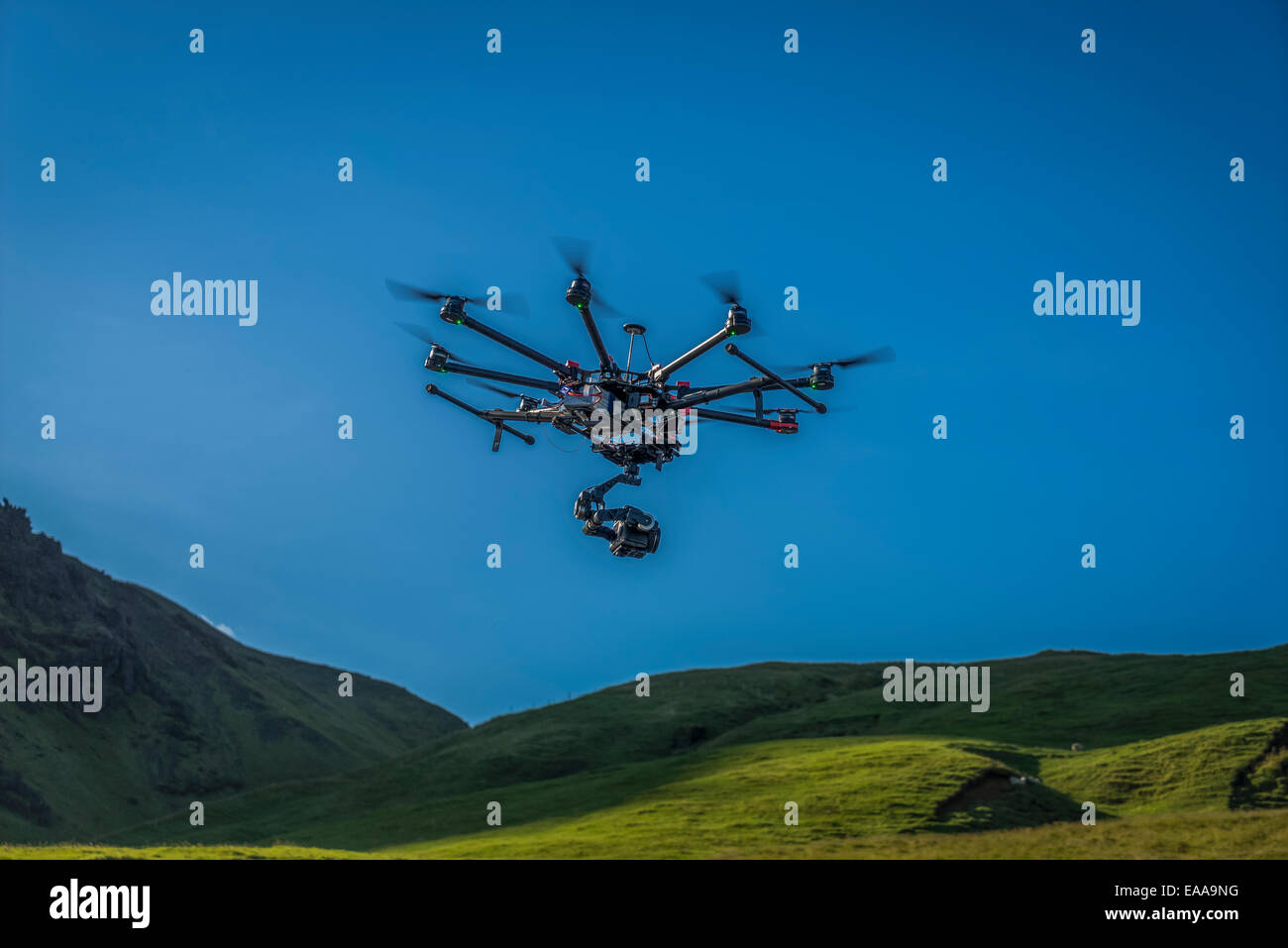 DJI-S1000, Radio gesteuerte Drohne fliegt mit einer Kamera durch Wasserfälle Skogafoss, Island Stockfoto