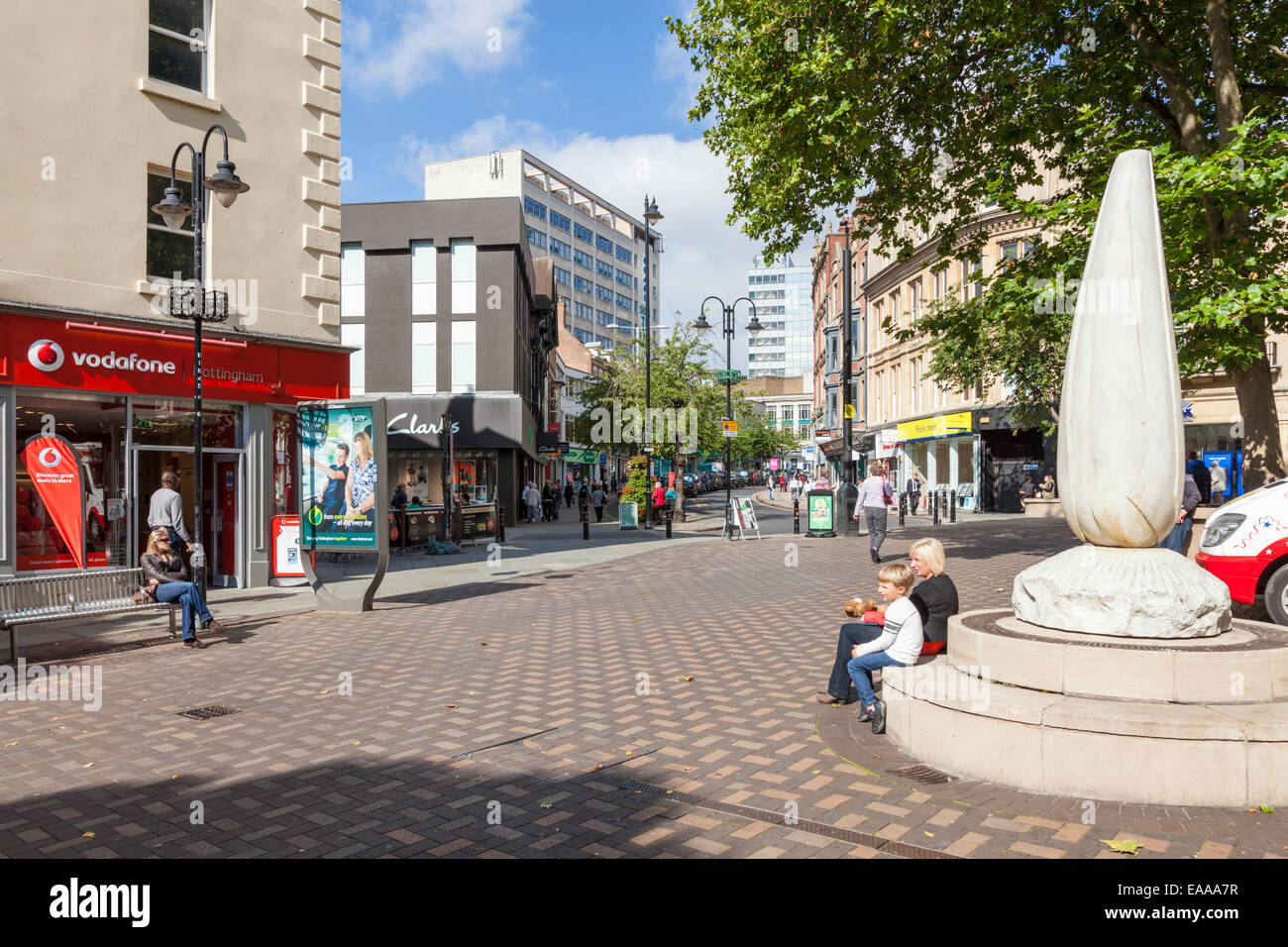 Lister Tor und Wheeler Tor, eine Fußgängerzone in der Innenstadt von Nottingham mit der Blattstängel Skulptur auf der rechten Seite. England, Großbritannien Stockfoto