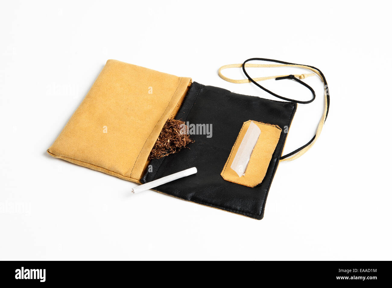 Tabak, Filter, Zigarettenpapier und fertigen handgemachte Zigarette, mit einem gelben Tabak Geldbeutel auf weißen Hintergrund isoliert Stockfoto