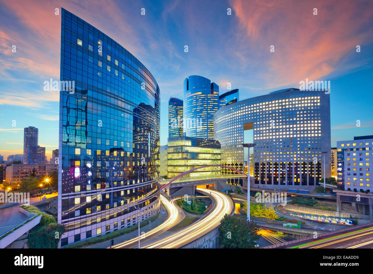 Bild von Bürogebäuden im modernen Teil von Paris - La Défense während des Sonnenuntergangs. Stockfoto