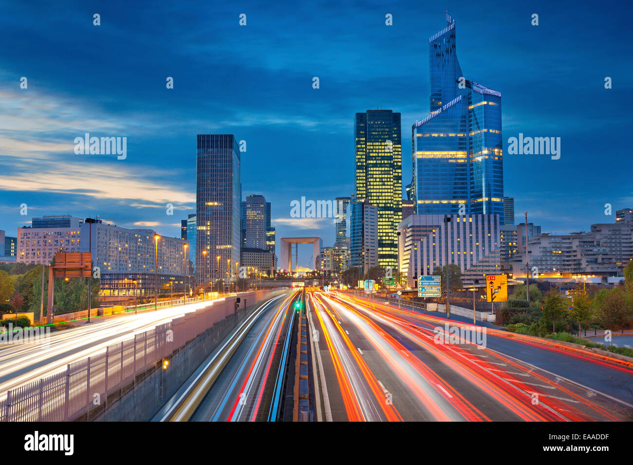 Bild von Bürogebäuden im modernen Teil von Paris - La Défense während der Dämmerung. Stockfoto